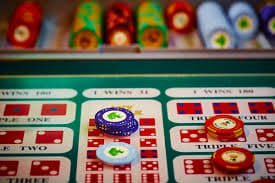 Lightning Dice live dealer rolling three dice on pay4d slot mobile interface